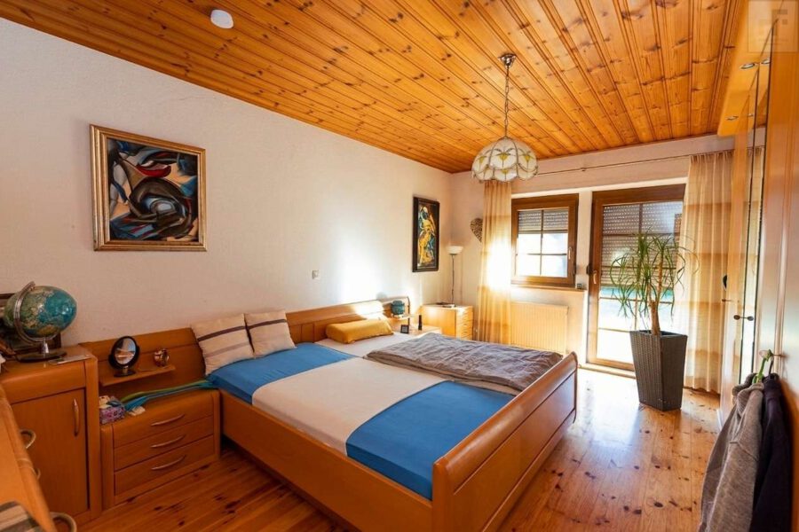 Ruhiges Wohnen mit Zukunftspotenzial – Ihr neues Zuhause in Reichertshofen! - Schlafzimmer Eltern