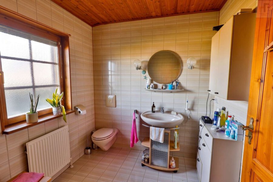 Ruhiges Wohnen mit Zukunftspotenzial – Ihr neues Zuhause in Reichertshofen! - Bad _ Ansicht 1