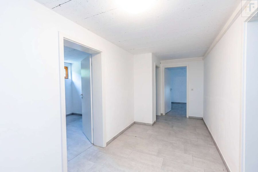 Ruhiges Wohnen mit Zukunftspotenzial – Ihr neues Zuhause in Reichertshofen! - Keller_Flur