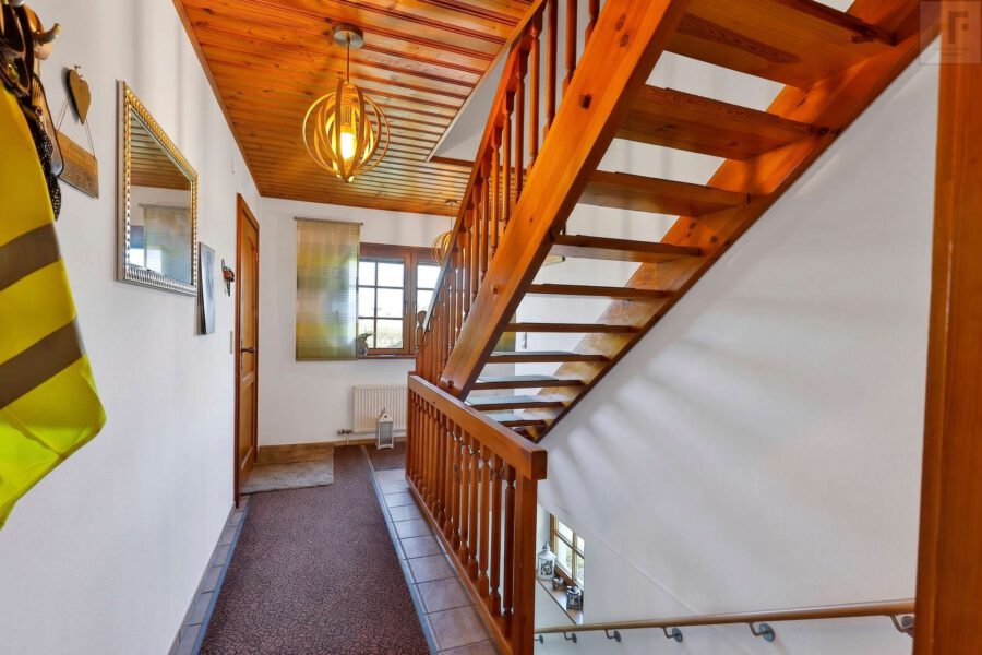 Ruhiges Wohnen mit Zukunftspotenzial – Ihr neues Zuhause in Reichertshofen! - Flur / Treppen