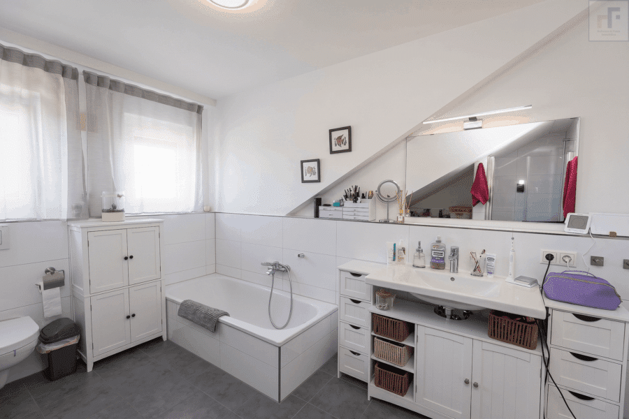 Wohlfühlatmosphäre pur: Hochwertige Eigentumswohnung in ruhiger Lage in Unterbrunnenreuth - Bad_Badewanne