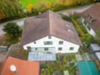 Großzügige Erdgeschosswohnung mit schönem Garten direkt am Zucheringer Wald - Hausansicht_Drohne_05
