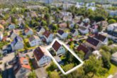 Wohnen mit Zukunft: Baugrundstück in Toplage mit Altbestand & bester Anbindung - Luftaufnahme_2