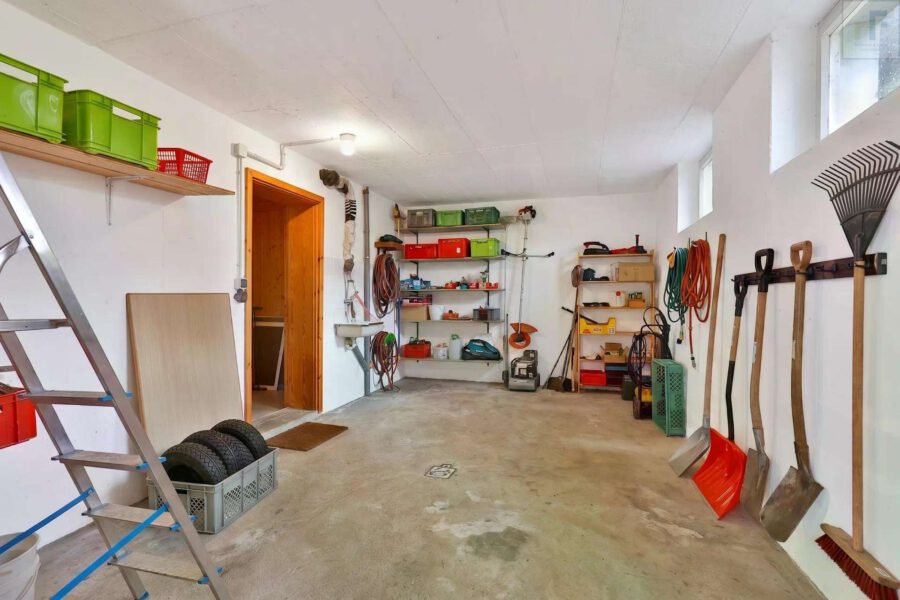 Viel Platz für die ganze Familie: Großes Einfamilienhaus mit 2 Garagen, Werkstatt & Garten! - Einzelgarage