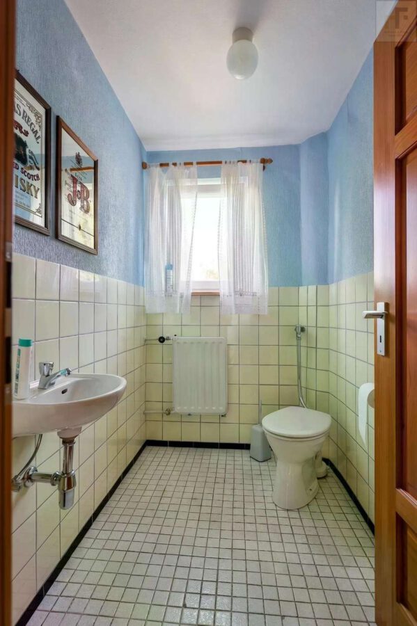 Viel Platz für die ganze Familie: Großes Einfamilienhaus mit 2 Garagen, Werkstatt & Garten! - OG_WC