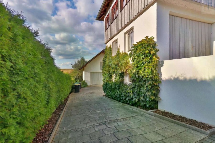 Viel Platz für die ganze Familie: Großes Einfamilienhaus mit 2 Garagen, Werkstatt & Garten! - Hofeinfahrt 1