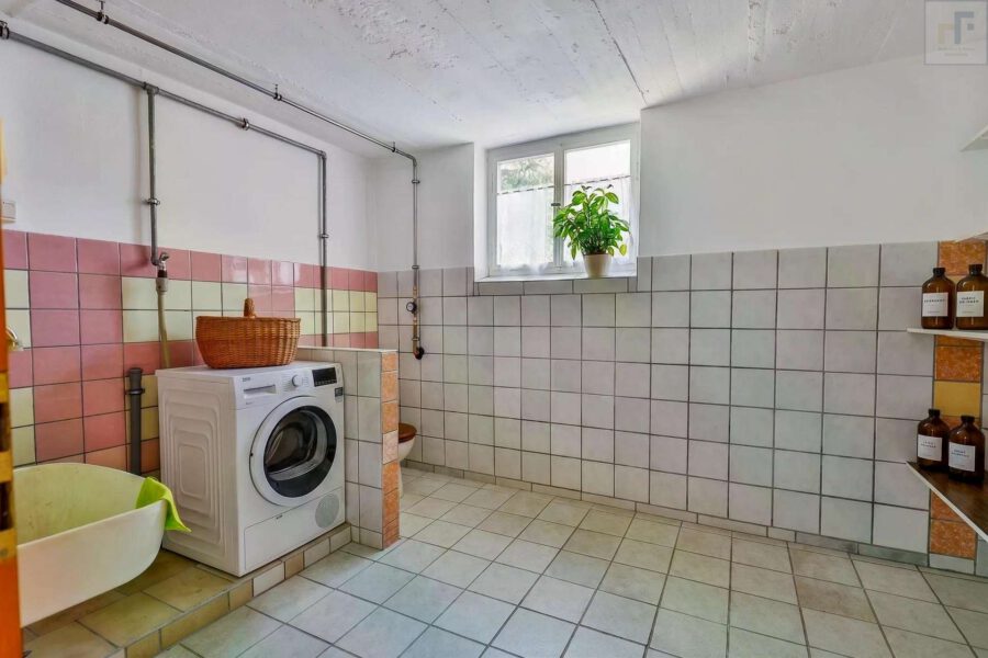 Viel Platz für die ganze Familie: Großes Einfamilienhaus mit 2 Garagen, Werkstatt & Garten! - KG_Waschküche