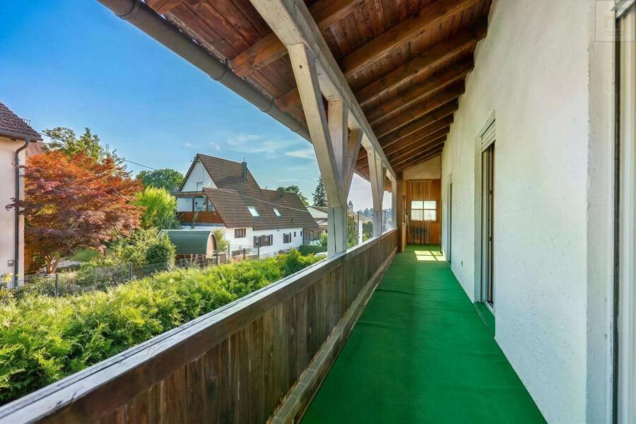 Viel Platz für die ganze Familie: Großes Einfamilienhaus mit 2 Garagen, Werkstatt & Garten! - OG_Balkon