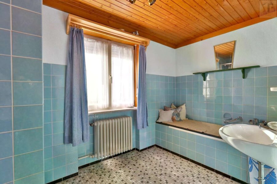 Viel Platz für die ganze Familie: Großes Einfamilienhaus mit 2 Garagen, Werkstatt & Garten! - OG_Badezimmer