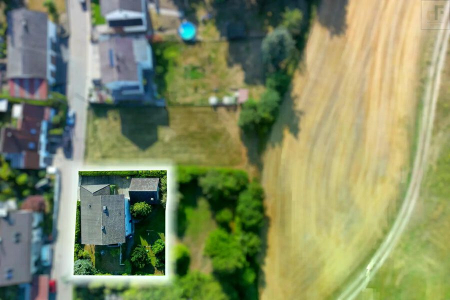 Viel Platz für die ganze Familie: Großes Einfamilienhaus mit 2 Garagen, Werkstatt & Garten! - Drohne_Haus_ergebnis