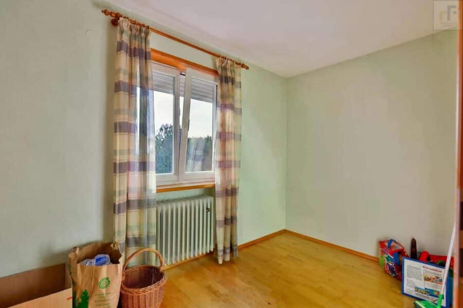 Viel Platz für die ganze Familie: Großes Einfamilienhaus mit 2 Garagen, Werkstatt & Garten! - EG_Büro