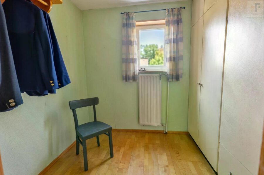 Viel Platz für die ganze Familie: Großes Einfamilienhaus mit 2 Garagen, Werkstatt & Garten! - EG_Büro_Abstell