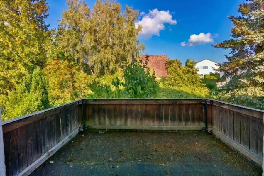 Viel Platz für die ganze Familie: Großes Einfamilienhaus mit 2 Garagen, Werkstatt & Garten! - OG_Balkon_Schlafen_3