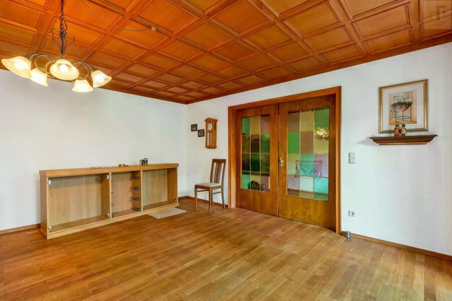 Viel Platz für die ganze Familie: Großes Einfamilienhaus mit 2 Garagen, Werkstatt & Garten! - EG_Wohnzimmer_2